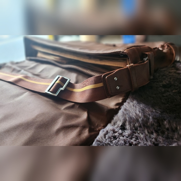 Piquadro fine leather Brown Laptop, business, messenger, bag. Rare find. - Picture 12 of 16